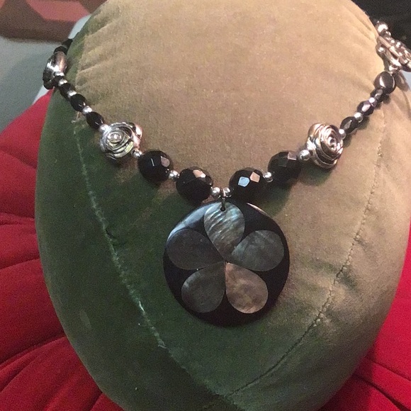 Abalone Shell Lacquerware Pendant with rosettes & beaded necklace - Picture 5 of 14